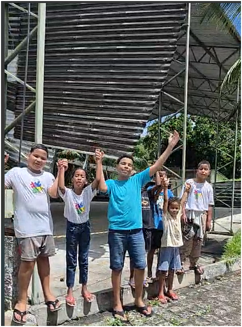 Crianças olhando para a quadra